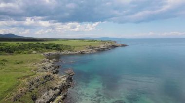 Bulgaristan 'ın Burgaz Bölgesi' nin Varvara kasabası yakınlarındaki Karadeniz kıyı şeridinin hava manzarası 