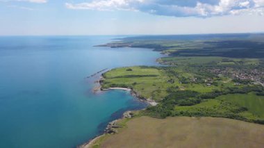 Bulgaristan 'ın Burgaz Bölgesi' nin Varvara kasabası yakınlarındaki Karadeniz kıyı şeridinin hava manzarası 