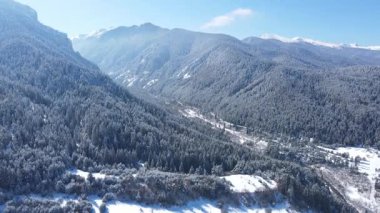 Bulgaristan 'ın Sofya Bölgesi Beli Iskar köyü yakınlarındaki Rila Dağı' nın kış manzarası