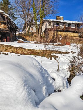 Bulgaristan 'ın Gabrovo bölgesinin Bozhentsi köyünün şaşırtıcı kış manzarası