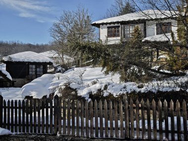 Bulgaristan 'ın Gabrovo bölgesinin Bozhentsi köyünün şaşırtıcı kış manzarası