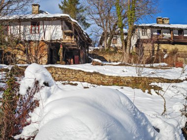 Bulgaristan 'ın Gabrovo bölgesinin Bozhentsi köyünün şaşırtıcı kış manzarası