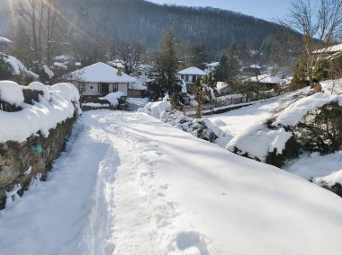 Bulgaristan 'ın Gabrovo bölgesinin Bozhentsi köyünün şaşırtıcı kış manzarası