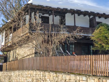 Bulgaristan 'ın Gabrovo bölgesinin Bozhentsi köyünün şaşırtıcı kış manzarası