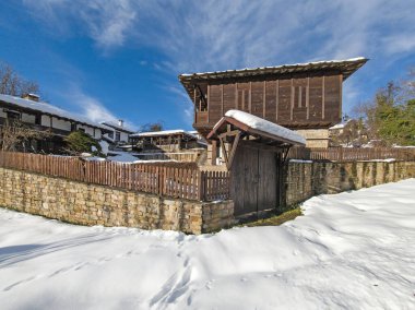Bulgaristan 'ın Gabrovo bölgesinin Bozhentsi köyünün şaşırtıcı kış manzarası