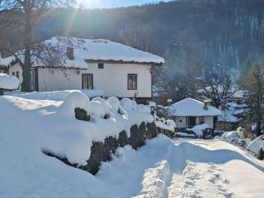 Bulgaristan 'ın Gabrovo bölgesinin Bozhentsi köyünün şaşırtıcı kış manzarası
