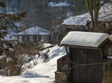 Bulgaristan 'ın Gabrovo bölgesinin Bozhentsi köyünün şaşırtıcı kış manzarası
