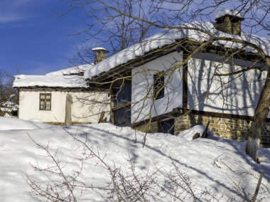 Bulgaristan 'ın Gabrovo bölgesinin Bozhentsi köyünün şaşırtıcı kış manzarası