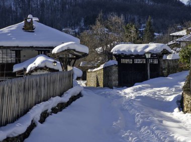 Bulgaristan 'ın Gabrovo bölgesinin Bozhentsi köyünün şaşırtıcı kış manzarası