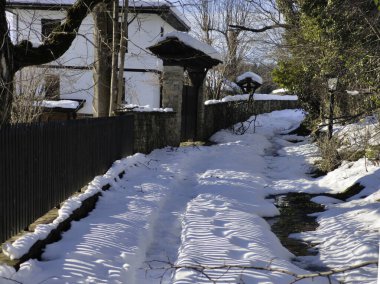 Bulgaristan 'ın Gabrovo bölgesinin Bozhentsi köyünün şaşırtıcı kış manzarası