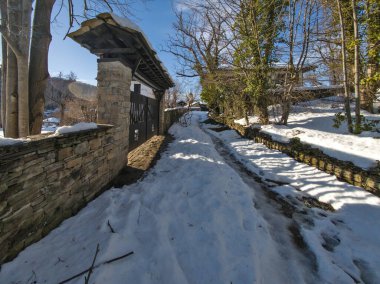 Bulgaristan 'ın Gabrovo bölgesinin Bozhentsi köyünün şaşırtıcı kış manzarası