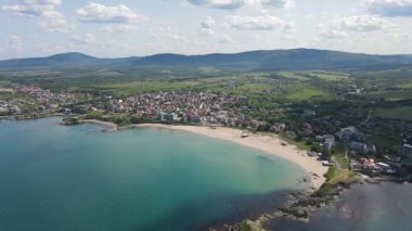 Bulgaristan 'ın Burgaz Bölgesi' ndeki Lozenets kasabası yakınlarındaki Karadeniz kıyılarının hava manzarası 