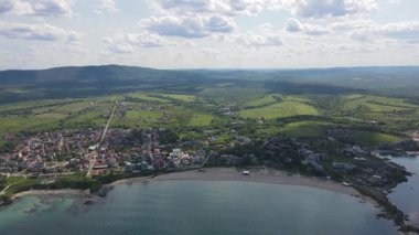Bulgaristan 'ın Burgaz Bölgesi' ndeki Lozenets kasabası yakınlarındaki Karadeniz kıyılarının hava manzarası 