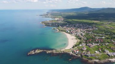 Bulgaristan 'ın Burgaz Bölgesi' ndeki Lozenets kasabası yakınlarındaki Karadeniz kıyılarının hava manzarası 