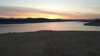 Koprinka Reservoir, Stara Zagora Bölgesi, Bulgaristan 'ın Hava Günbatımı manzarası