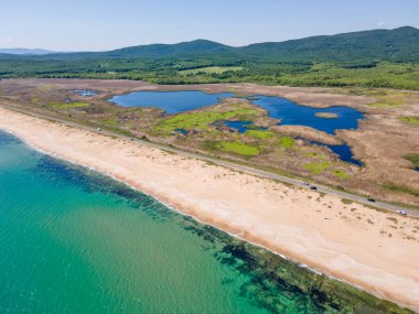 Bulgaristan 'ın Burgaz Bölgesi' nin Dyuni tatil beldesi yakınlarındaki The Driver Beach 'in hava manzarası