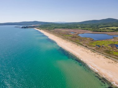Bulgaristan 'ın Burgaz Bölgesi' nin Dyuni tatil beldesi yakınlarındaki The Driver Beach 'in hava manzarası