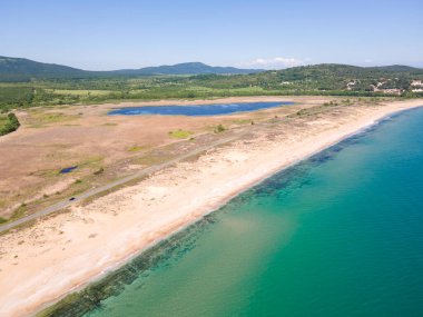 Bulgaristan 'ın Burgaz Bölgesi' nin Dyuni tatil beldesi yakınlarındaki The Driver Beach 'in hava manzarası