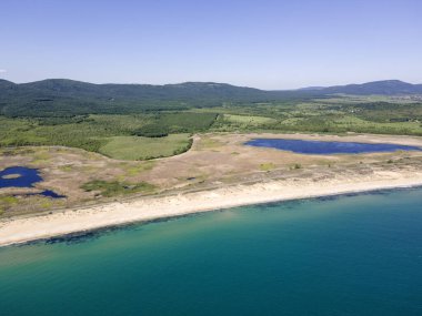 Bulgaristan 'ın Burgaz Bölgesi' nin Dyuni tatil beldesi yakınlarındaki The Driver Beach 'in hava manzarası
