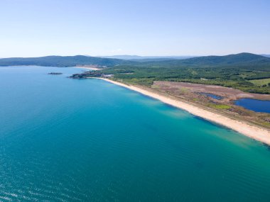 Bulgaristan 'ın Burgaz Bölgesi' nin Dyuni tatil beldesi yakınlarındaki The Driver Beach 'in hava manzarası