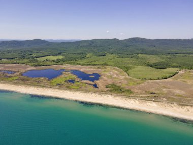 Bulgaristan 'ın Burgaz Bölgesi' nin Dyuni tatil beldesi yakınlarındaki The Driver Beach 'in hava manzarası