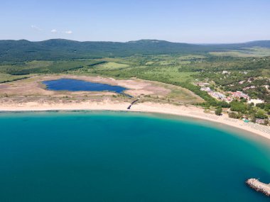 Bulgaristan 'ın Burgaz Bölgesi' nin Dyuni tatil beldesi yakınlarındaki The Driver Beach 'in hava manzarası