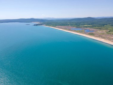 Bulgaristan 'ın Burgaz Bölgesi' nin Dyuni tatil beldesi yakınlarındaki The Driver Beach 'in hava manzarası
