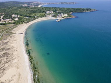Bulgaristan 'ın Burgaz Bölgesi' nin Dyuni tatil beldesi yakınlarındaki The Driver Beach 'in hava manzarası