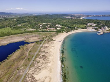 Bulgaristan 'ın Burgaz Bölgesi' nin Dyuni tatil beldesi yakınlarındaki The Driver Beach 'in hava manzarası
