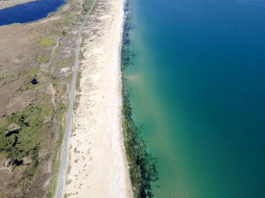 Bulgaristan 'ın Burgaz Bölgesi' nin Dyuni tatil beldesi yakınlarındaki The Driver Beach 'in hava manzarası