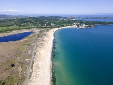 Bulgaristan 'ın Burgaz Bölgesi' nin Dyuni tatil beldesi yakınlarındaki The Driver Beach 'in hava manzarası