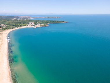 Bulgaristan 'ın Burgaz Bölgesi' nin Dyuni tatil beldesi yakınlarındaki The Driver Beach 'in hava manzarası