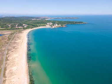 Bulgaristan 'ın Burgaz Bölgesi' nin Dyuni tatil beldesi yakınlarındaki The Driver Beach 'in hava manzarası