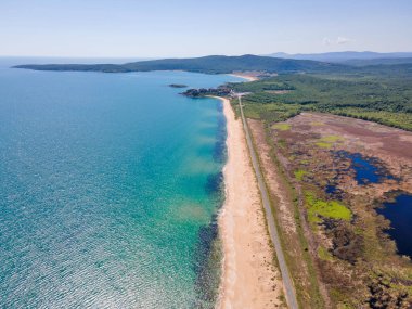 Bulgaristan 'ın Burgaz Bölgesi' nin Dyuni tatil beldesi yakınlarındaki The Driver Beach 'in hava manzarası