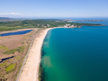 Bulgaristan 'ın Burgaz Bölgesi' nin Dyuni tatil beldesi yakınlarındaki The Driver Beach 'in hava manzarası