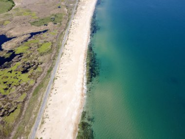 Bulgaristan 'ın Burgaz Bölgesi' nin Dyuni tatil beldesi yakınlarındaki The Driver Beach 'in hava manzarası