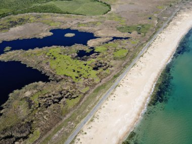Bulgaristan 'ın Burgaz Bölgesi' nin Dyuni tatil beldesi yakınlarındaki The Driver Beach 'in hava manzarası