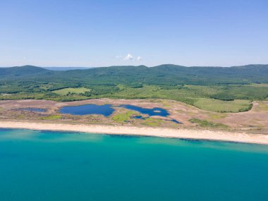 Bulgaristan 'ın Burgaz Bölgesi' nin Dyuni tatil beldesi yakınlarındaki The Driver Beach 'in hava manzarası