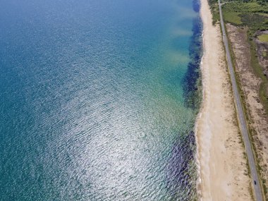 Bulgaristan 'ın Burgaz Bölgesi' nin Dyuni tatil beldesi yakınlarındaki The Driver Beach 'in hava manzarası