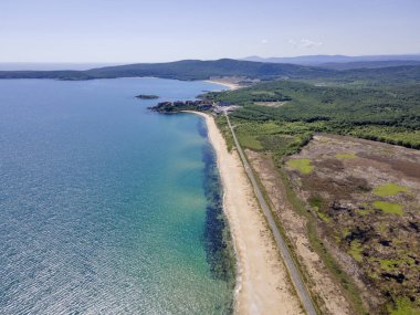 Bulgaristan 'ın Burgaz Bölgesi' nin Dyuni tatil beldesi yakınlarındaki The Driver Beach 'in hava manzarası