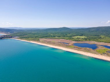 Bulgaristan 'ın Burgaz Bölgesi' nin Dyuni tatil beldesi yakınlarındaki The Driver Beach 'in hava manzarası