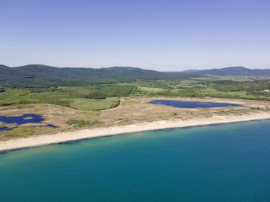 Bulgaristan 'ın Burgaz Bölgesi' nin Dyuni tatil beldesi yakınlarındaki The Driver Beach 'in hava manzarası