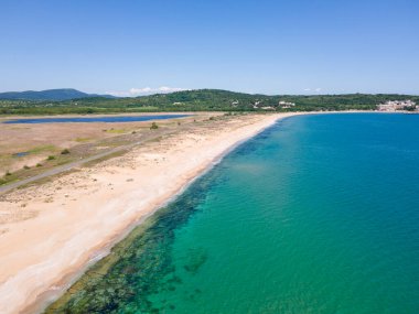 Bulgaristan 'ın Burgaz Bölgesi' nin Dyuni tatil beldesi yakınlarındaki The Driver Beach 'in hava manzarası