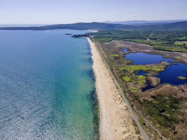 Bulgaristan 'ın Burgaz Bölgesi' nin Dyuni tatil beldesi yakınlarındaki The Driver Beach 'in hava manzarası