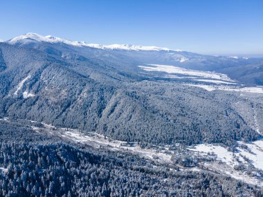 Bulgaristan 'ın Sofya Bölgesi Beli Iskar köyü yakınlarındaki Rila Dağı' nın kış manzarası