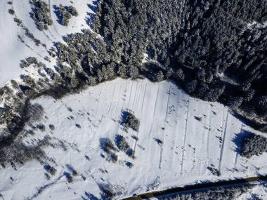Bulgaristan 'ın Sofya Bölgesi Beli Iskar köyü yakınlarındaki Rila Dağı' nın kış manzarası