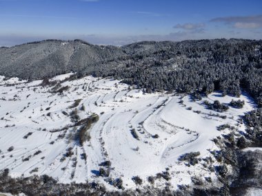 Bulgaristan 'ın Sofya Bölgesi Beli Iskar köyü yakınlarındaki Rila Dağı' nın kış manzarası