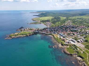 Bulgaristan 'ın Burgaz Bölgesi' nin Ahtopol kasabası yakınlarındaki Karadeniz kıyılarının hava manzarası