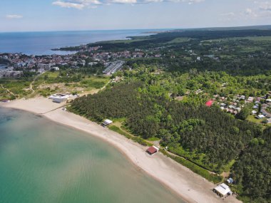Bulgaristan 'ın Burgaz Bölgesi' nin Ahtopol kasabası yakınlarındaki Karadeniz kıyılarının hava manzarası