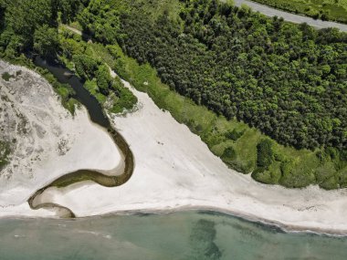 Bulgaristan 'ın Burgaz Bölgesi' nin Ahtopol kasabası yakınlarındaki Karadeniz kıyılarının hava manzarası